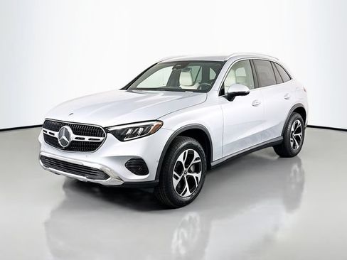 Used 2025 Mercedes-Benz GLC 350e 4MATIC image 3