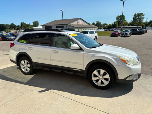 Used 2011 Subaru Outback 2.5i Limited AWD/4WD image 4