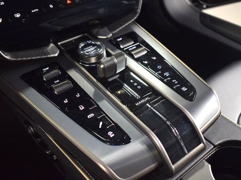 Used 2025 Aston Martin Vanquish image 32