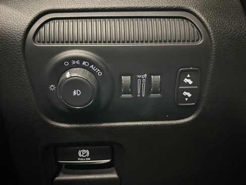 Used 2022 Jeep Wagoneer Series III w/ Premium Group I AWD/4WD image 38