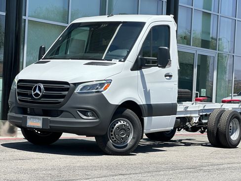 New 2024 Mercedes-Benz Sprinter 4500 image 2