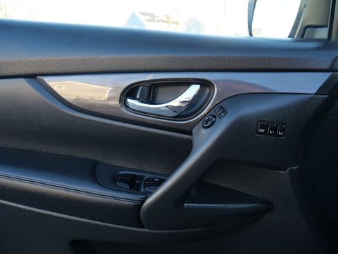 Used 2018 Nissan Rogue SV w/ Premium Package image 14