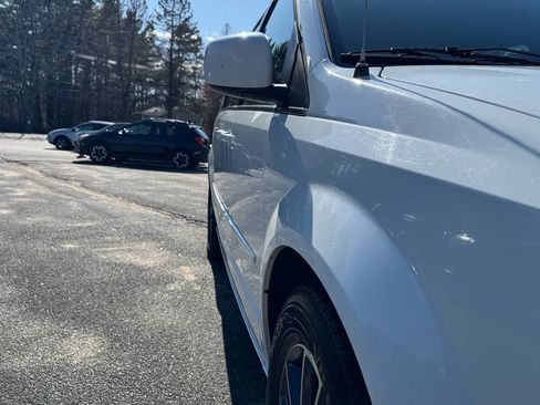 Used 2017 Dodge Grand Caravan SXT FWD image 17