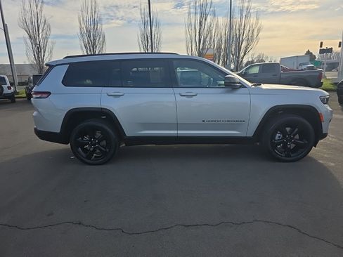 Used 2024 Jeep Grand Cherokee L Altitude image 6