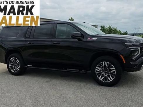 Used 2025 Chevrolet Suburban Z71 AWD/4WD image 2
