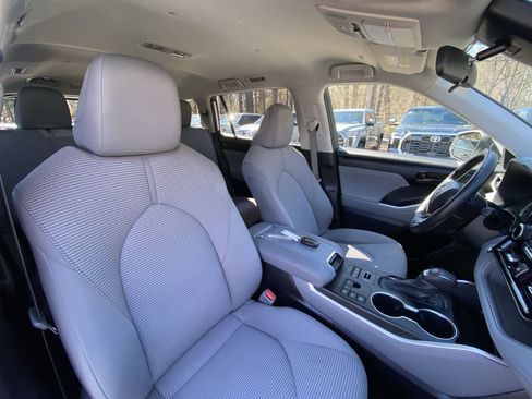 Used 2023 Toyota Highlander LE AWD/4WD image 21