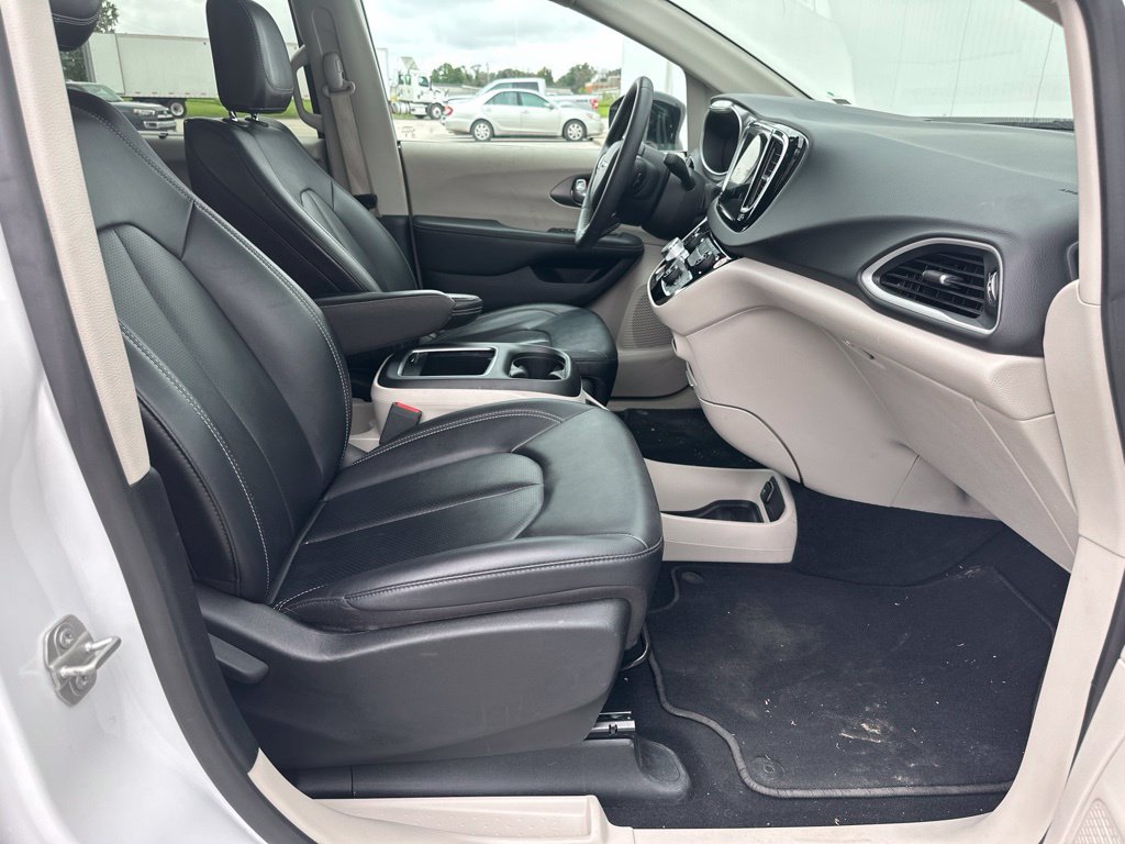 Used 2024 Chrysler Pacifica Touring-L FWD image 25