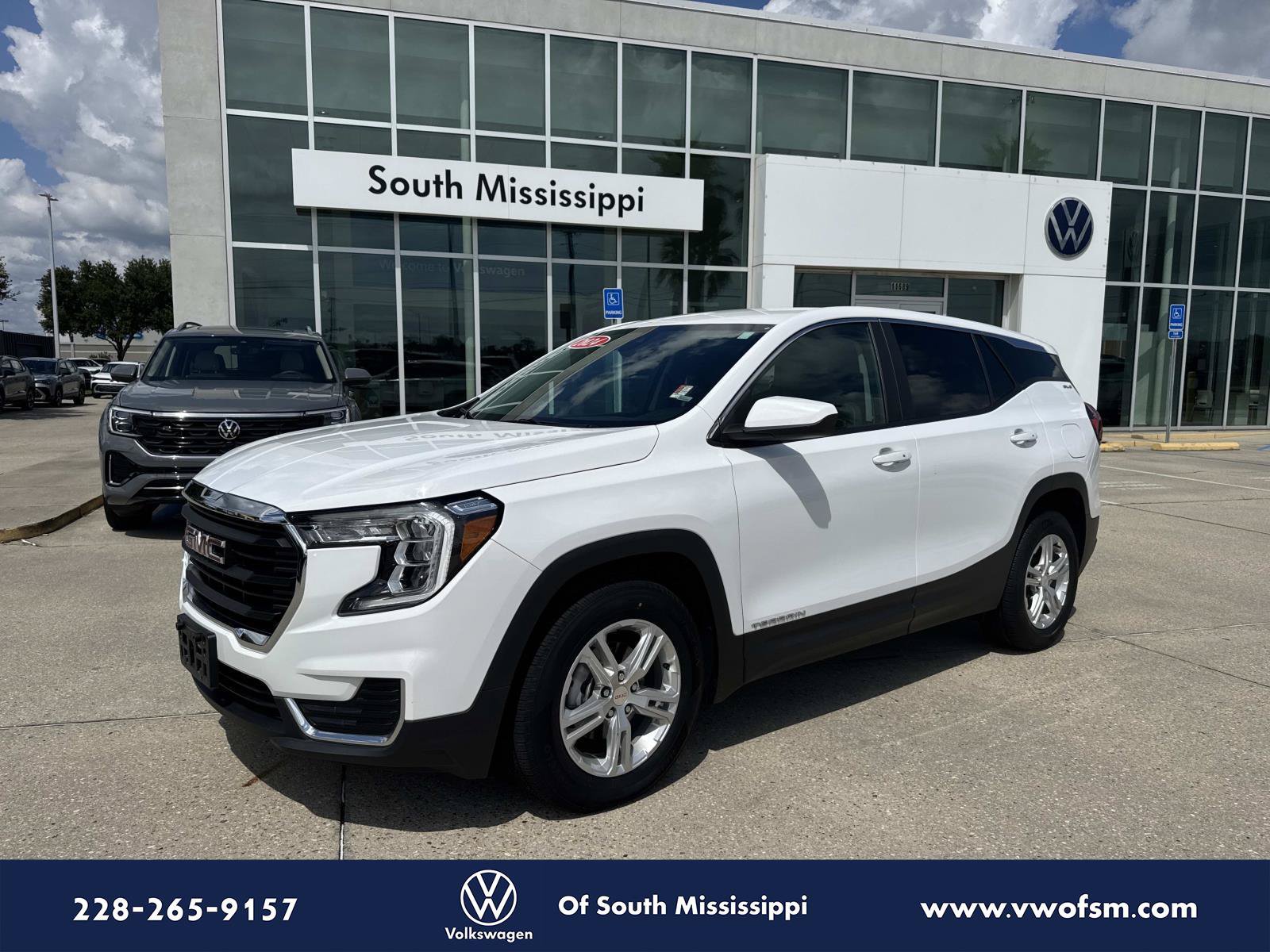 Used 2024 GMC Terrain SLE FWD image 1