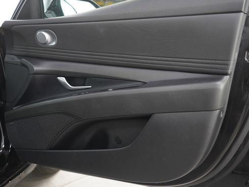 Used 2023 Hyundai Elantra Limited FWD image 9