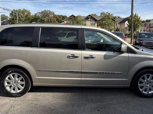 Used 2016 Chrysler Town & Country Touring w/ Driver Convenience Group image 14