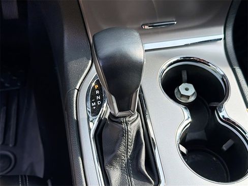 Used 2019 Jeep Grand Cherokee Overland w/ Jeep Active Safety Group image 17