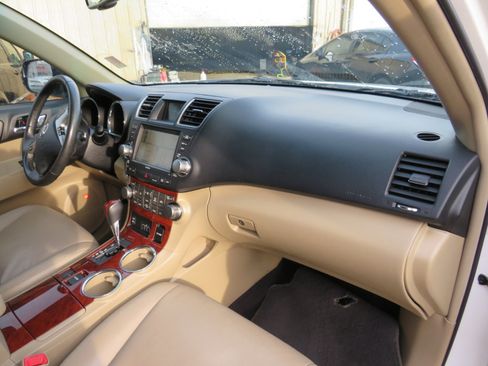 Used 2012 Toyota Highlander Limited w/ Tow Pkg image 29