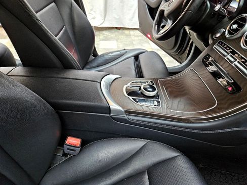 Used 2019 Mercedes-Benz GLC 300 4MATIC image 21