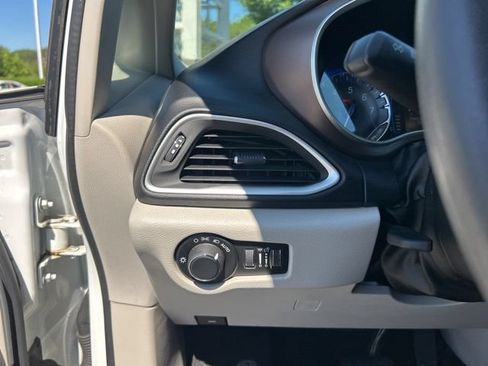 Used 2017 Chrysler Pacifica Touring FWD image 28