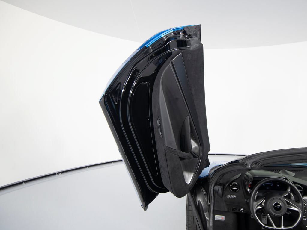 Used 2024 McLaren 750S Spider RWD image 11