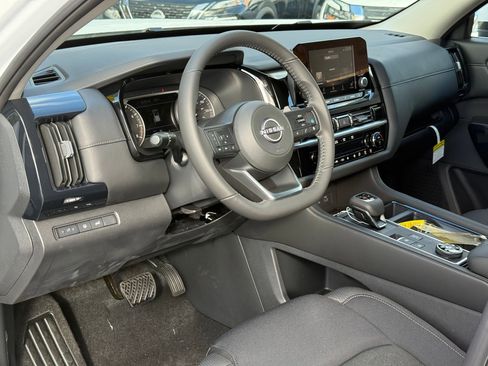 New 2025 Nissan Pathfinder SV image 3
