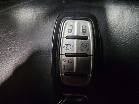 Used 2017 Chrysler Pacifica Touring-L image 32