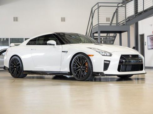 Used 2021 Nissan GT-R Premium image 8