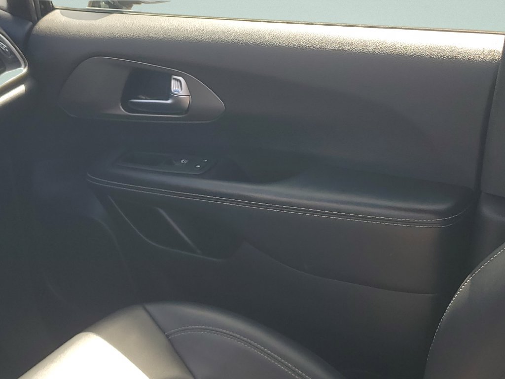 Used 2025 Chrysler Pacifica Select FWD image 13