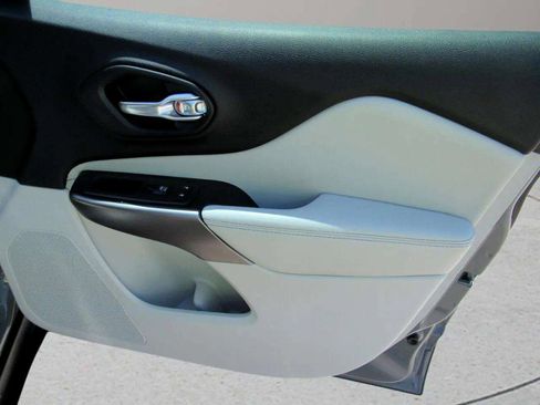 Used 2020 Jeep Cherokee Latitude Plus w/ Comfort/Convenience Group image 34