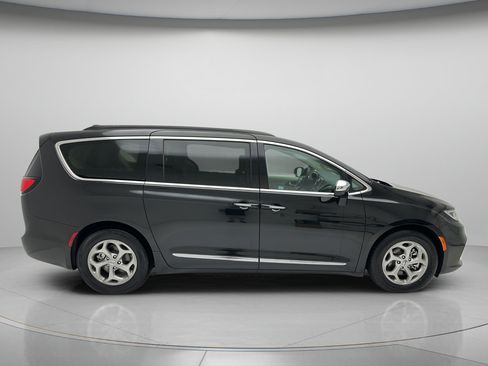 Used 2023 Chrysler Pacifica Limited FWD image 6