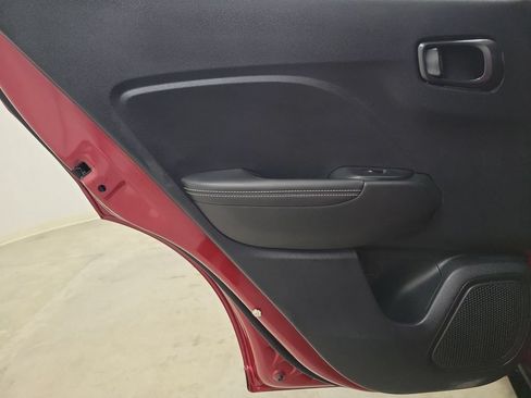Used 2025 Hyundai Venue Limited FWD image 14