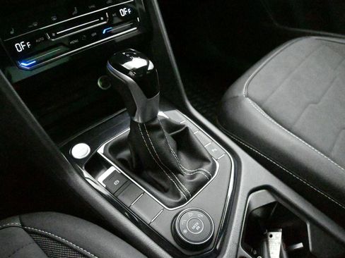 Certified 2025 Volkswagen Taos SE image 5