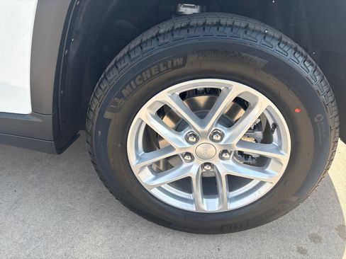 New 2025 Jeep Grand Cherokee Laredo w/ Luxury Tech Group I image 12