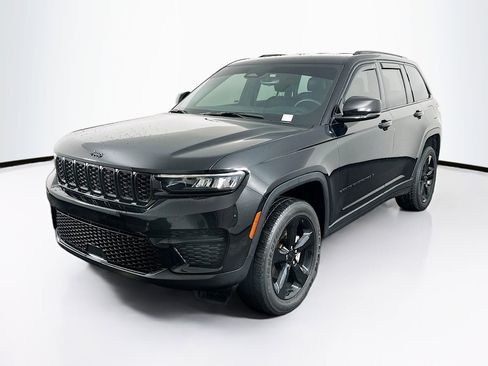 Used 2023 Jeep Grand Cherokee Altitude AWD/4WD image 3