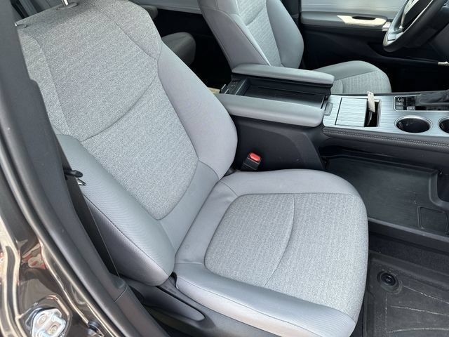 Used 2025 Toyota Sienna LE AWD/4WD image 27