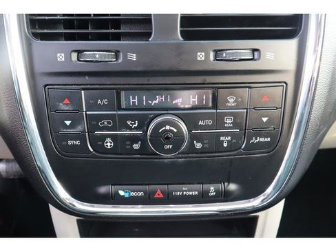 Used 2016 Chrysler Town & Country Touring-L image 16