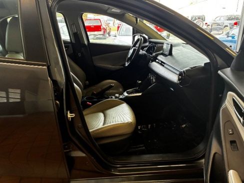 Used 2020 Toyota Yaris XLE image 65