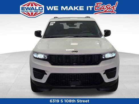 New 2025 Jeep Grand Cherokee Altitude image 16