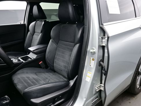 Used 2023 Mitsubishi Outlander SE image 12