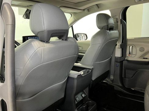 Used 2023 Toyota Sienna Limited image 29