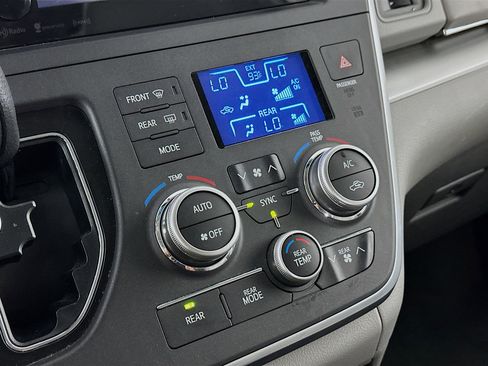 Used 2017 Toyota Sienna LE FWD image 22