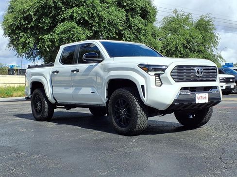 Used 2024 Toyota Tacoma Limited w/ Limited Package (LT) AWD/4WD image 4