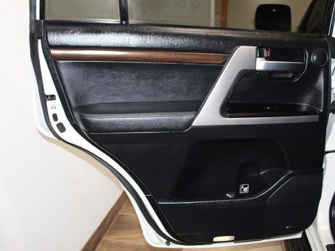Used 2016 Toyota Land Cruiser image 37