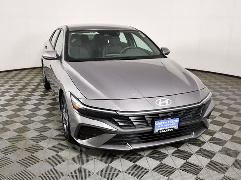 Used 2024 Hyundai Elantra SEL FWD image 3