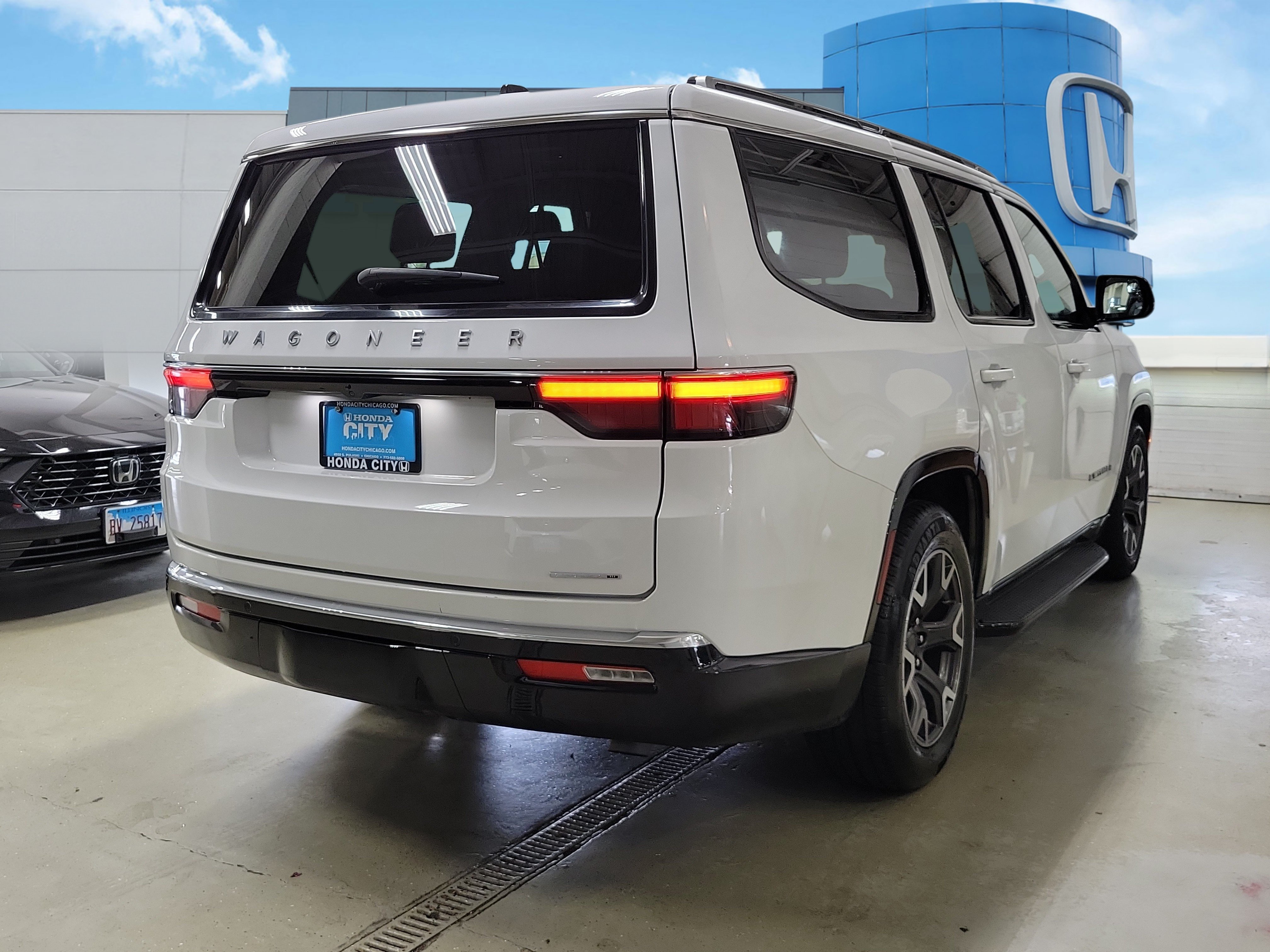 Used 2024 Jeep Wagoneer Series III AWD/4WD image 5