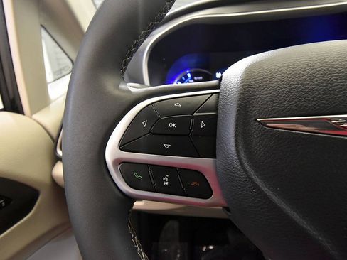 Used 2024 Chrysler Pacifica Limited FWD image 33