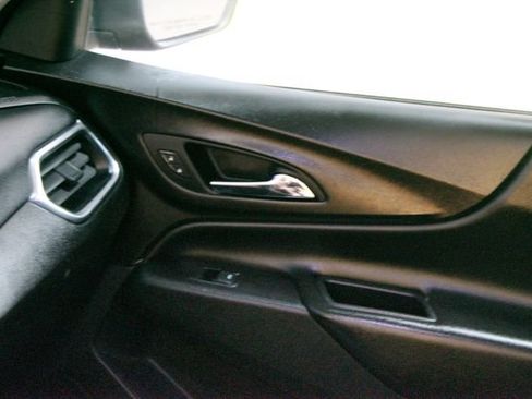 Used 2019 Chevrolet Equinox LT w/ Driver Convenience Package FWD image 10