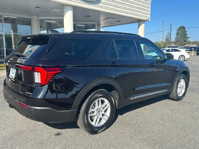 Used 2025 Ford Explorer Active AWD/4WD image 2