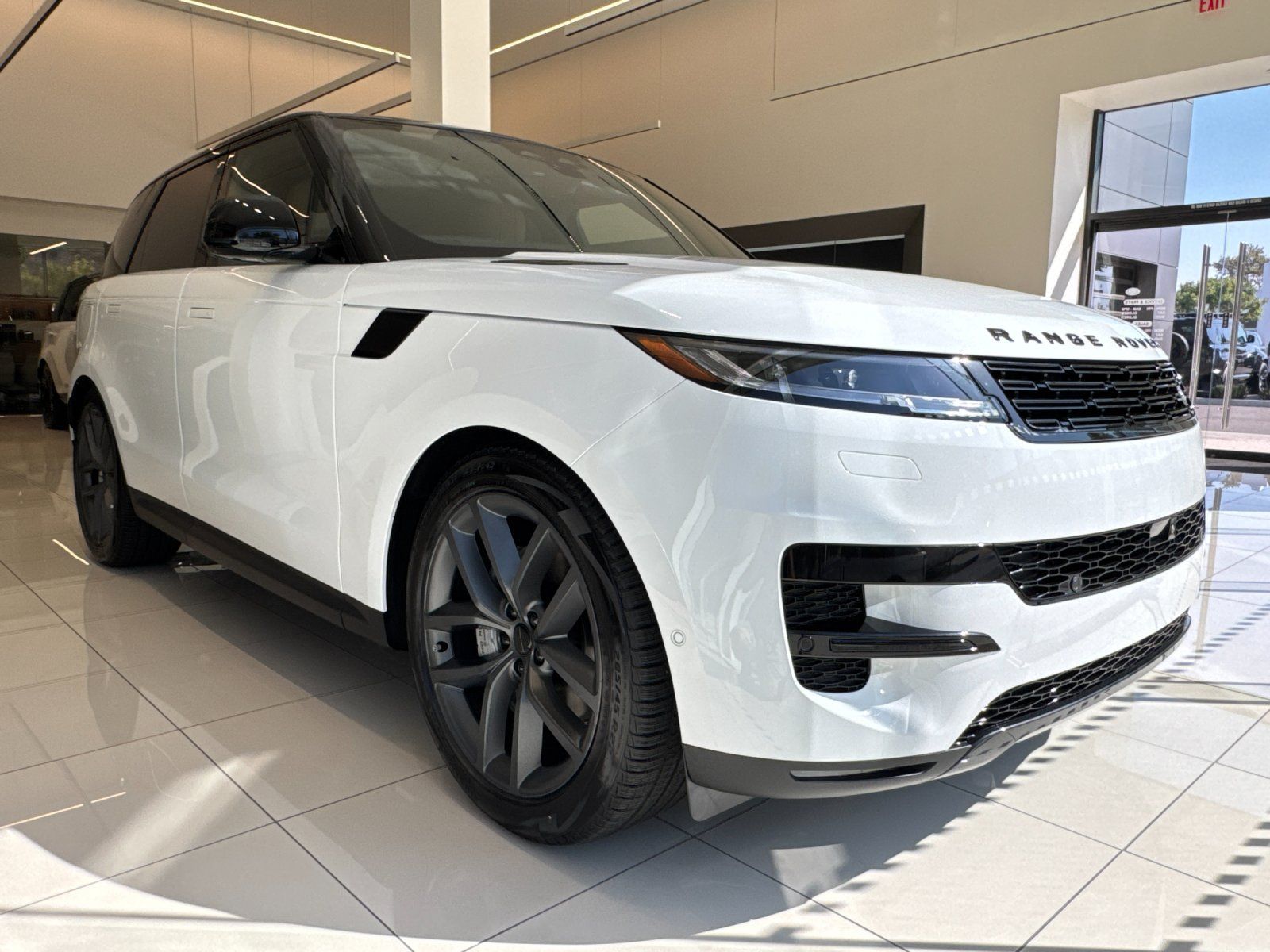 Used 2026 Land Rover Range Rover Sport SE AWD/4WD image 8