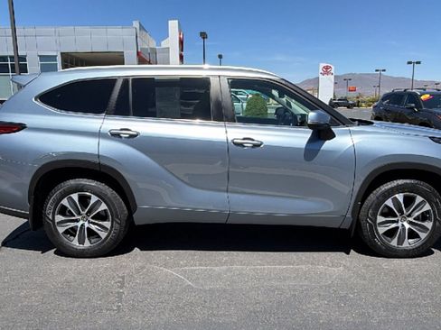 Used 2023 Toyota Highlander XLE AWD/4WD image 2