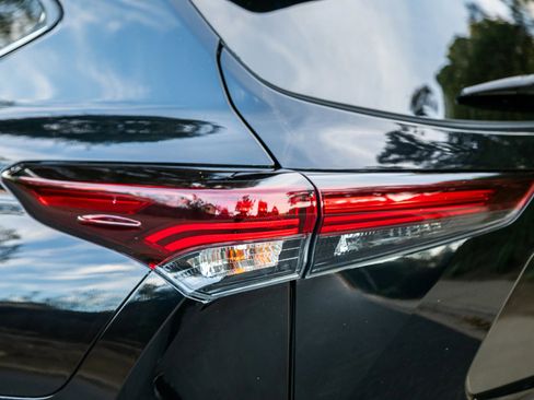 Used 2024 Toyota Highlander XLE image 8