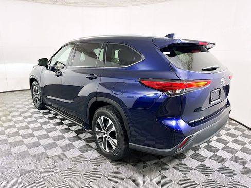 Used 2021 Toyota Highlander XLE FWD image 5