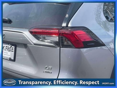 Used 2022 Toyota RAV4 LE AWD/4WD image 10