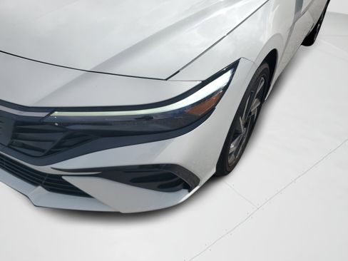 Certified 2025 Hyundai Elantra Limited FWD image 26