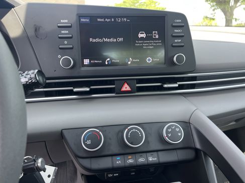 Used 2025 Hyundai Elantra SE image 32